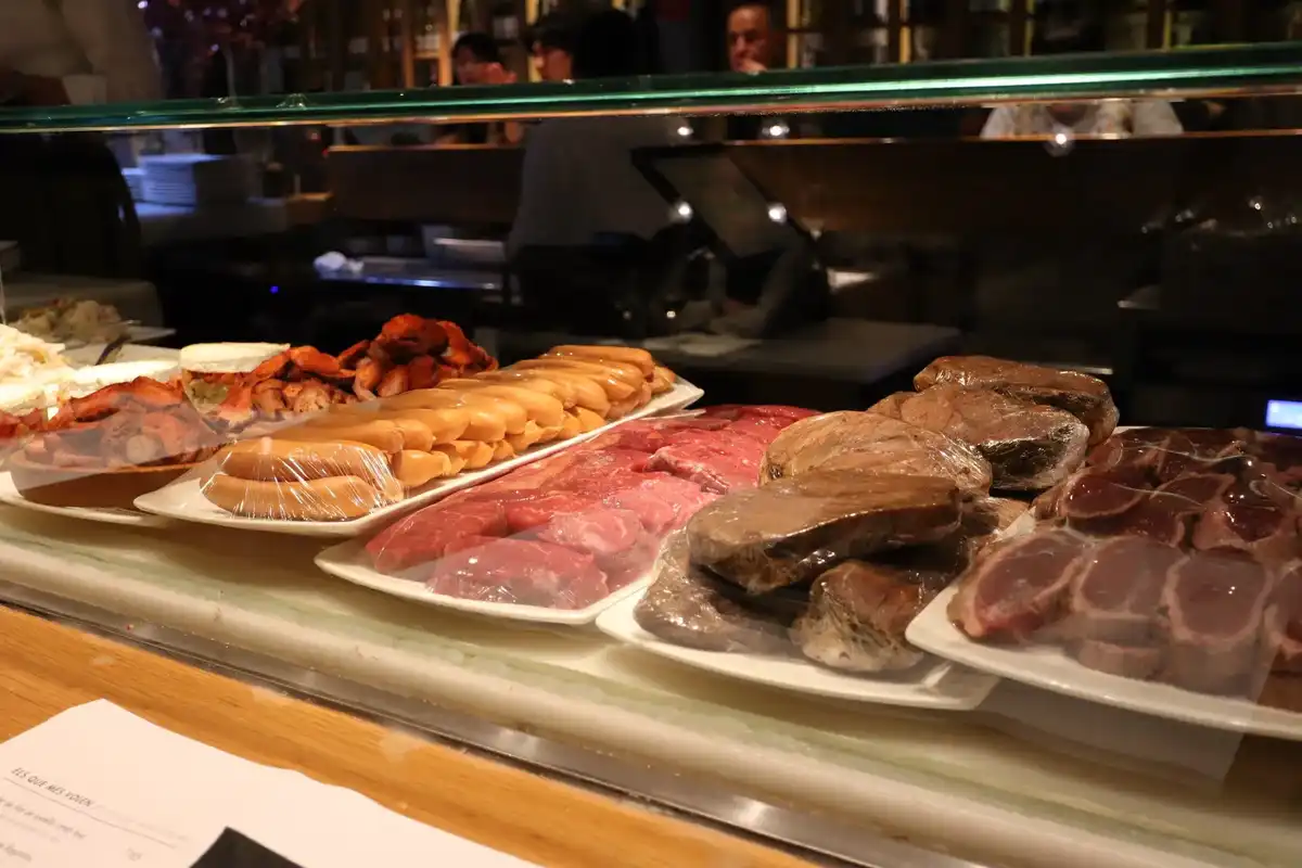 目の前のショーウィンドウには美味しそうな食材が数多く仕込まれており、期待に胸が高鳴ります