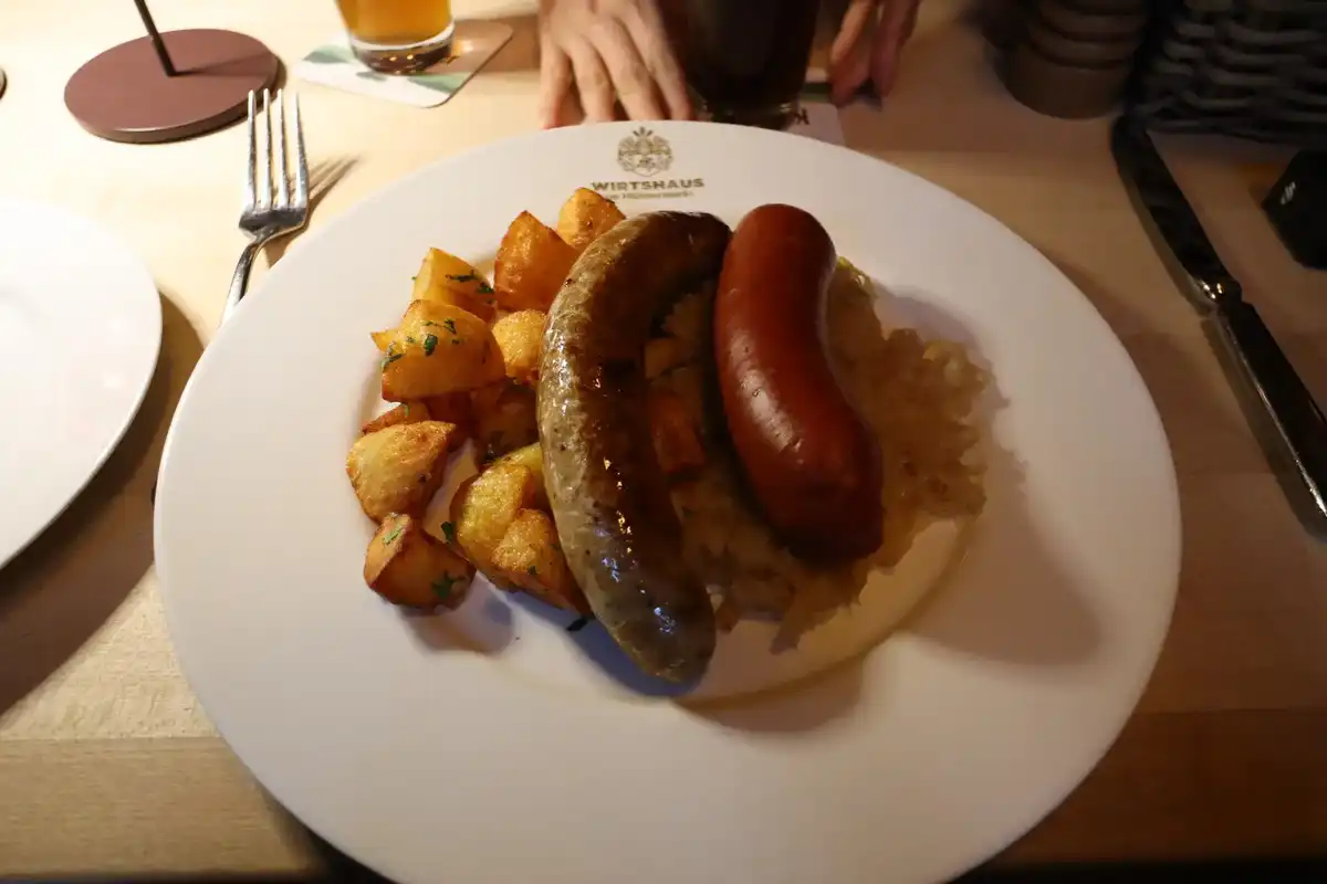 ドイツのソーセージ(Wurst)とフライドポテト