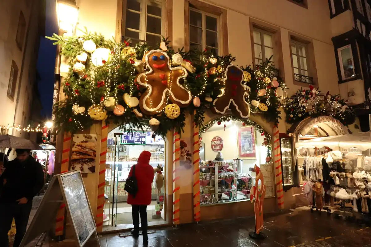 ジンジャークッキーがあしらわれたお店