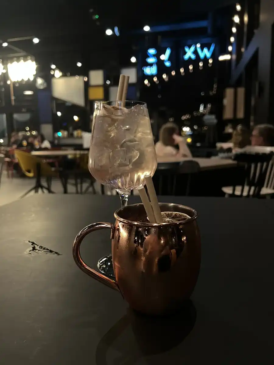 ホテルのバースペースでカクテル