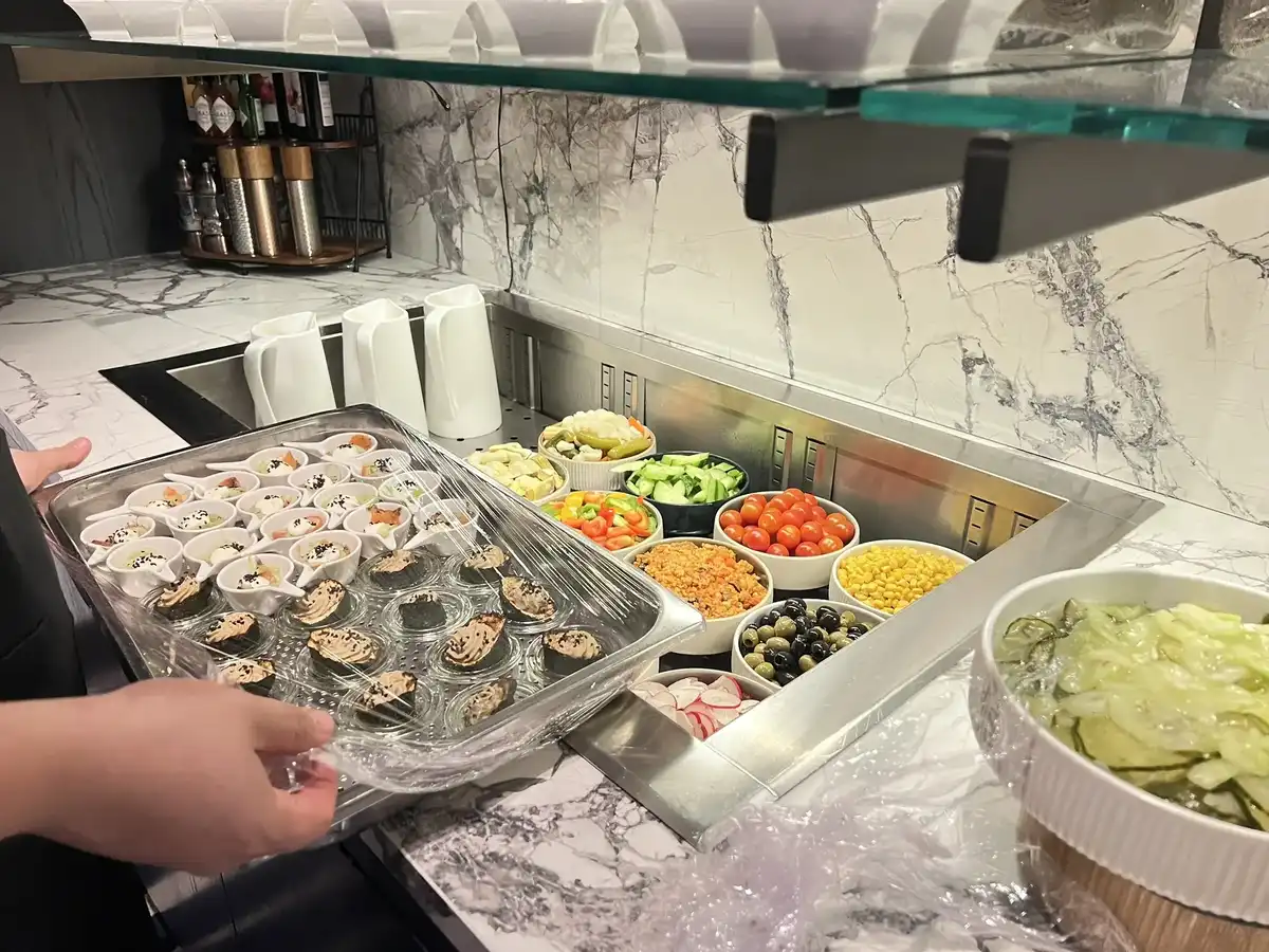 夜にバースペースで提供されるご飯