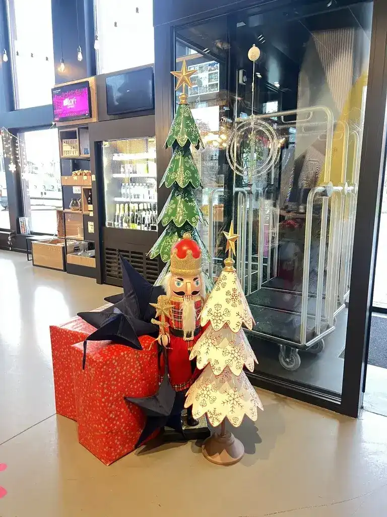 入るとクリスマスツリーが