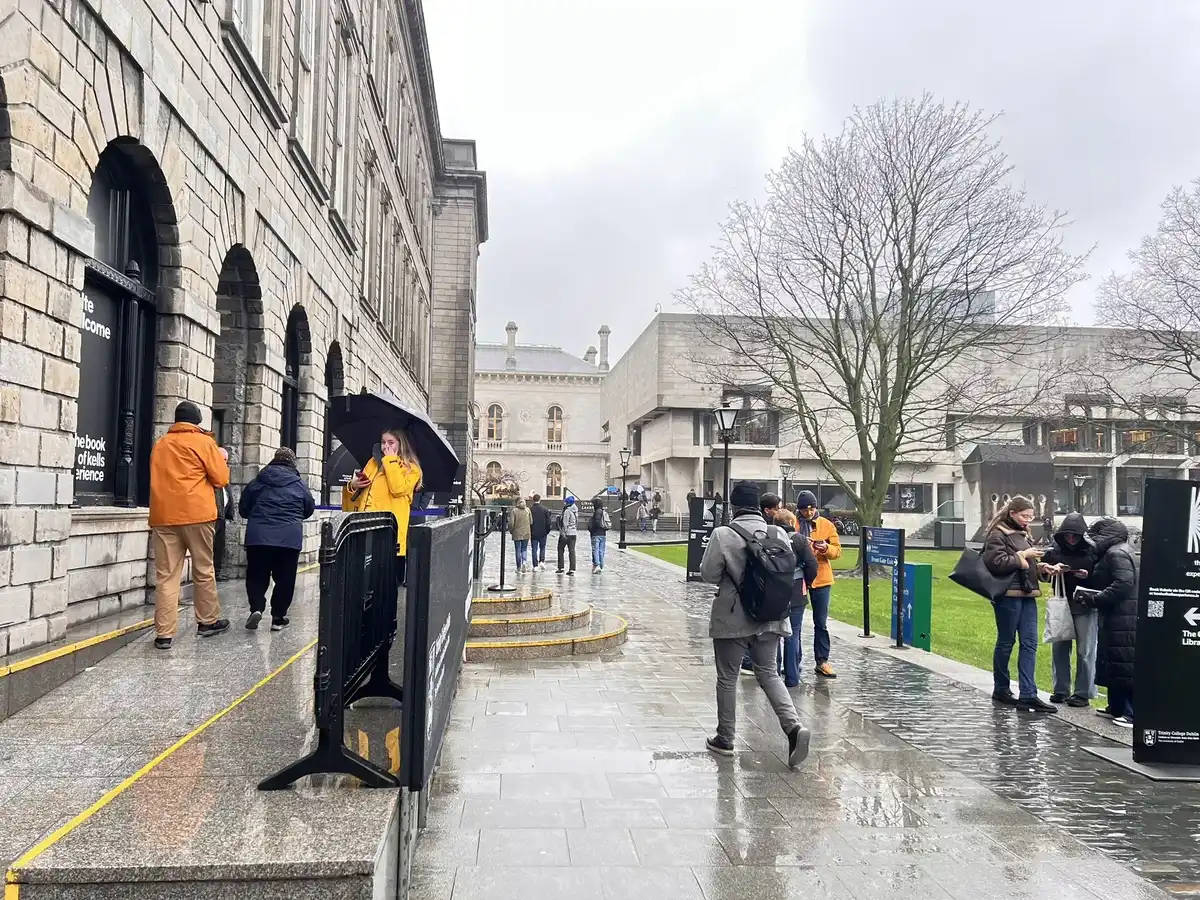 当日はあいにくの雨でした