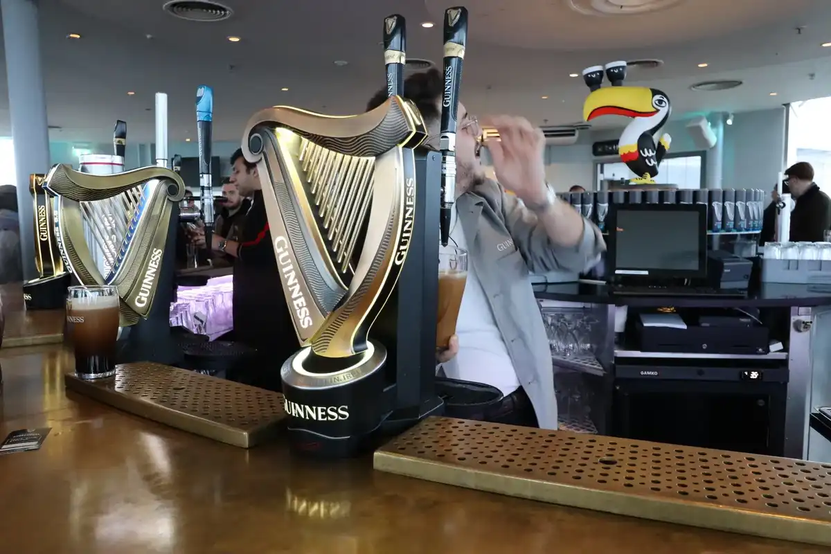 ワクワクしながら注いでもらいました