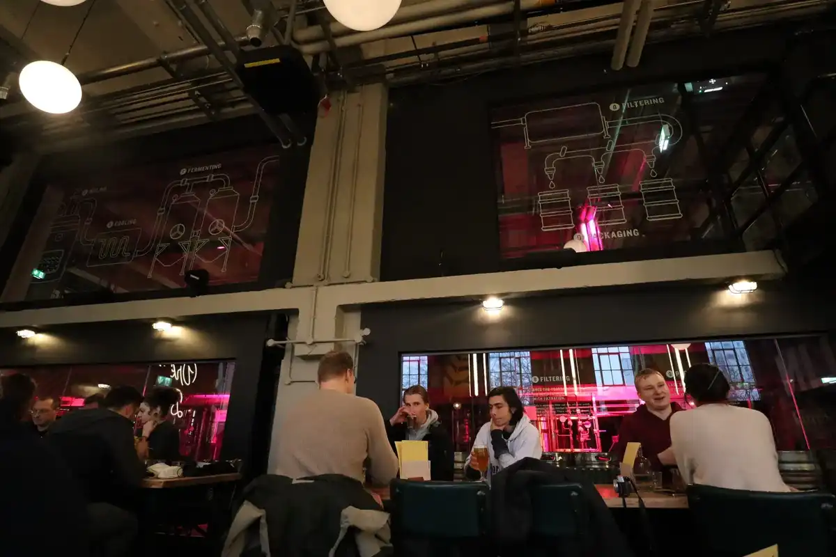 艶かしくライトアップされた造形所の模型