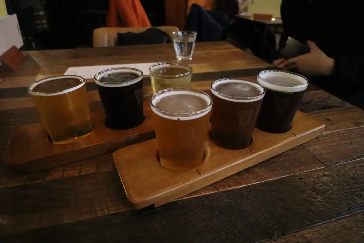 小さいけれど侮ることなかれ、なミニビール3杯×2人分