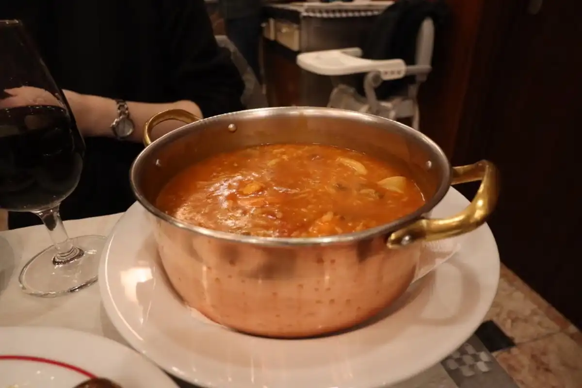 シーフードライス（Arroz de Marisco）,素朴な見た目に反して、一口含むと濃厚な海鮮の風味に驚かされます