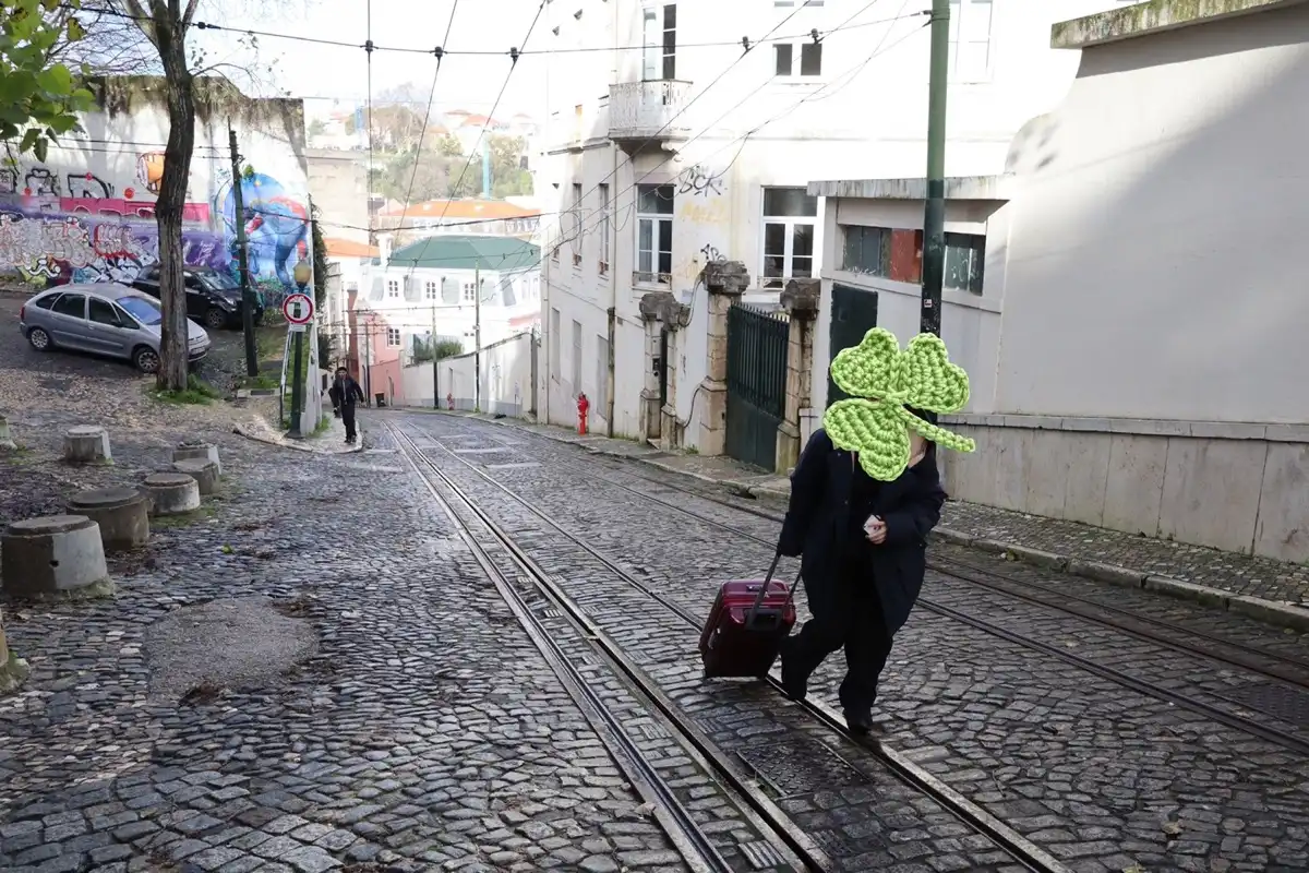 　激坂の中キャリーケースを引く友達