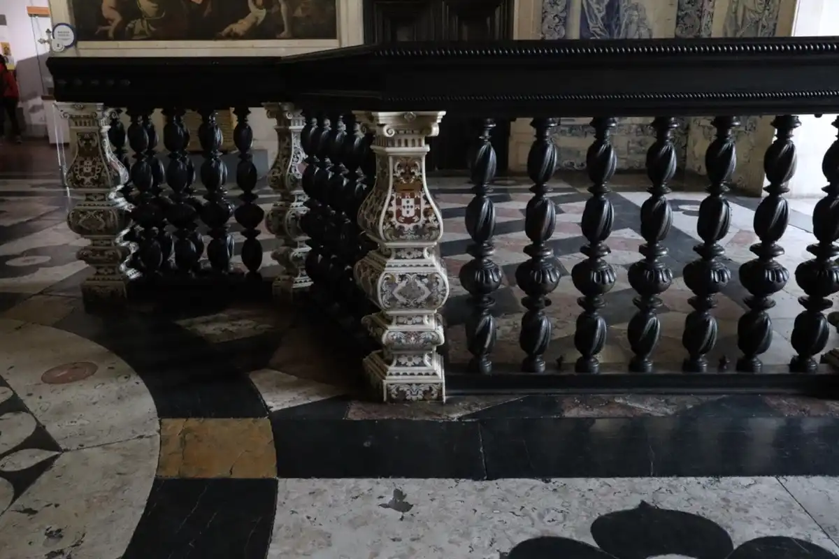 入ってすぐの柵？手すり？にあしらわれた柱が可愛かったです