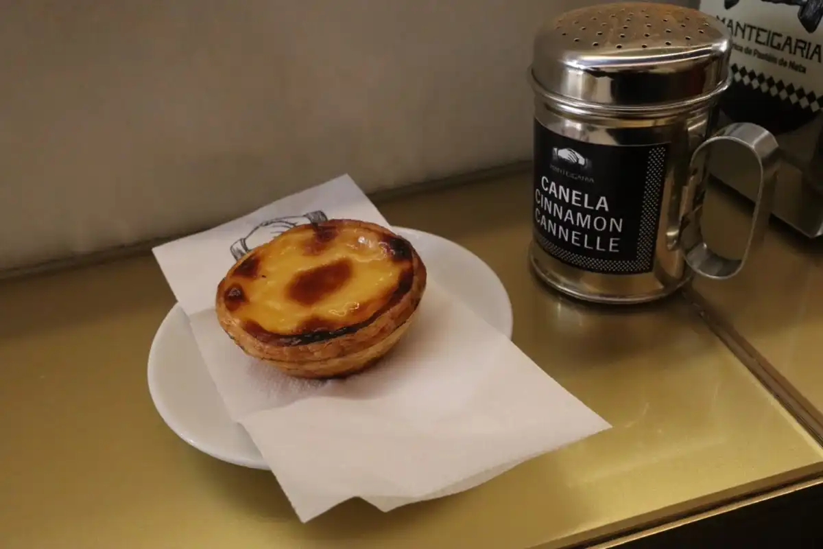 シナモンがエッグタルトの味変として置かれていました