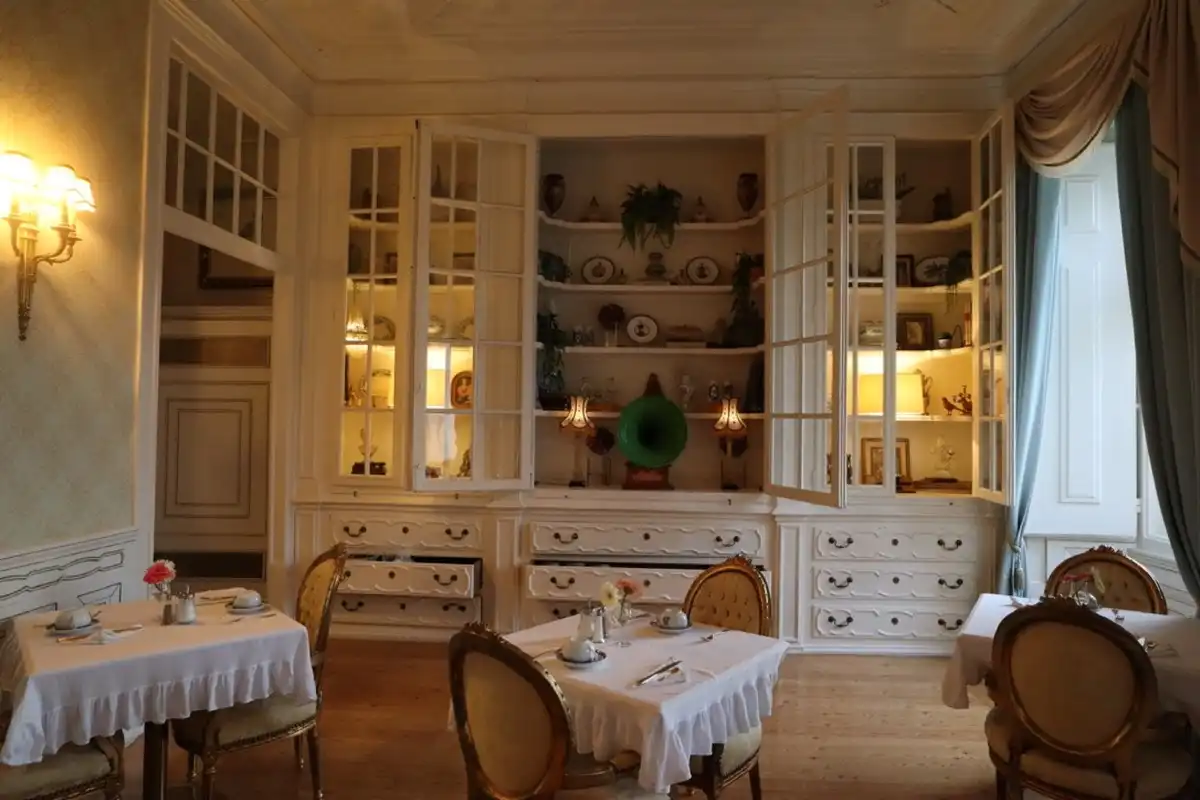 光差し込む朝食会場