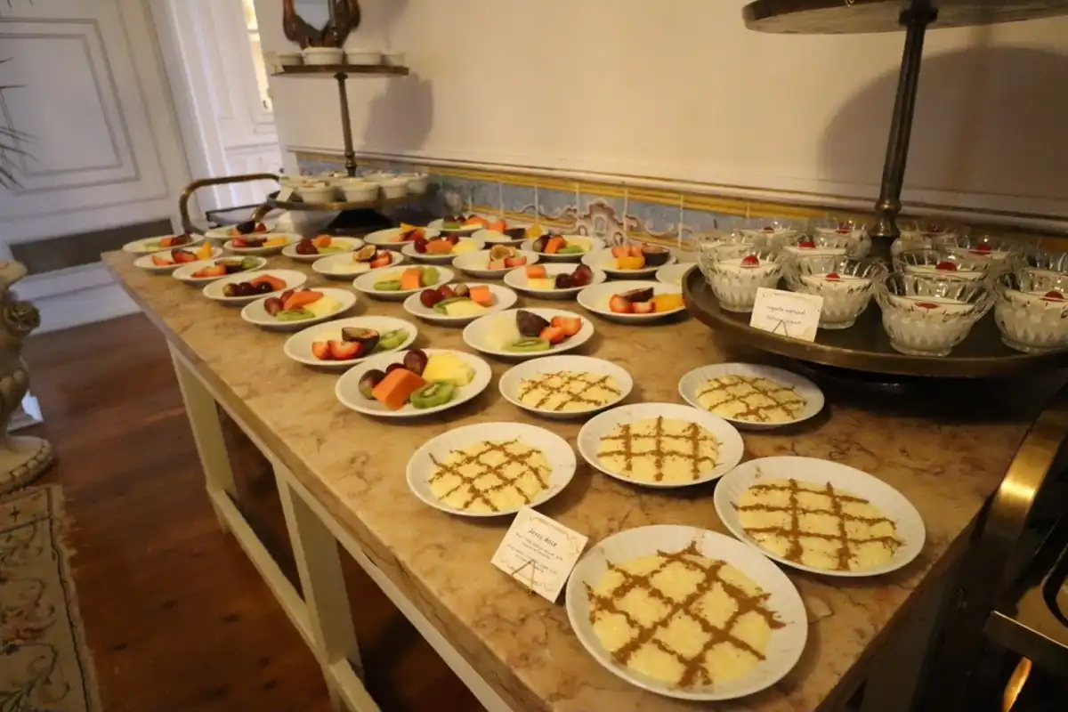 フルーツとヨーグルト、Arroz doceというポルトガルの伝統的なお米のデザート