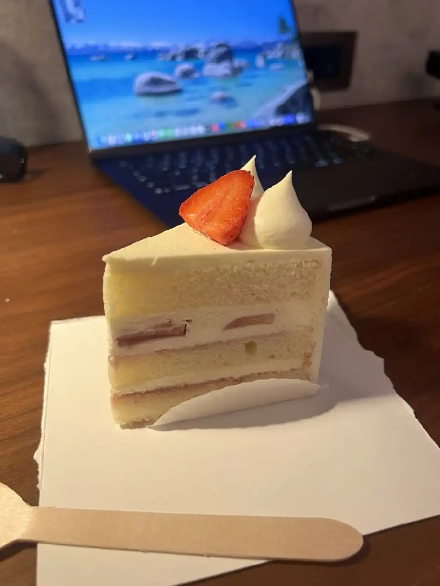 と喜んでいたのも束の間、ホテルの冷蔵庫の設定がちゃんとできていなかったみたいで、ものすごくぬるいショートケーキを食すことになりました。