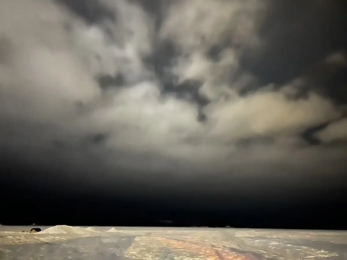 厚い雲が空いっぱいに立ち込めていました