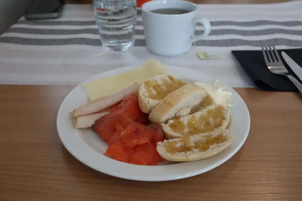 パンに蜂蜜とバターをかけて食べるのが大好き