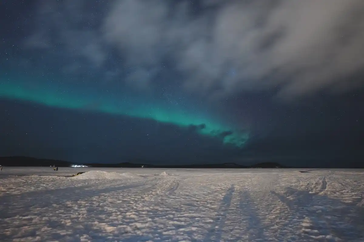 カメラを通すとなんだかそれっぽいですが、肉眼だと白いもやにしか見えない