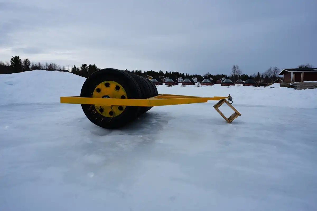 湖にはこのような大きいタイヤがあり、これでどれくらい溶けているのかを測っているようでした